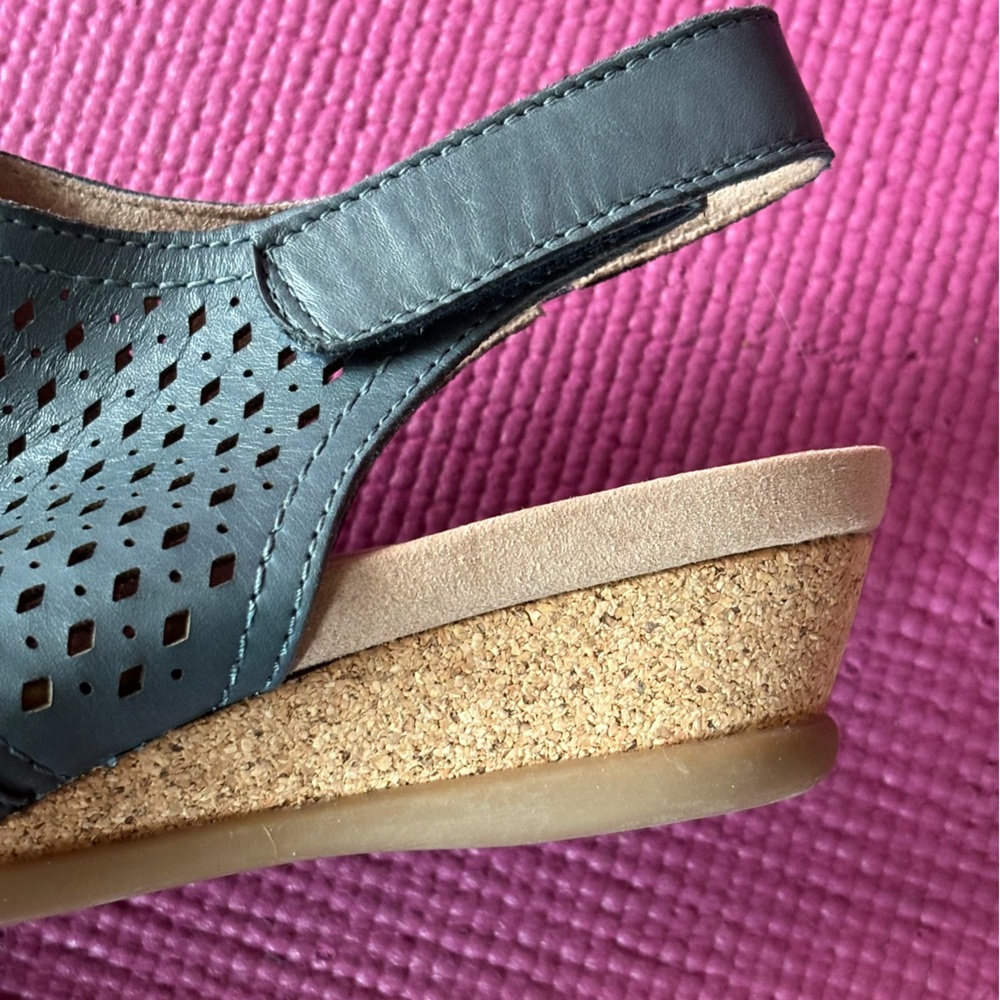 💙 Earth Perforated Leather Wedge Sandals 💙 - Picture 5 of 16